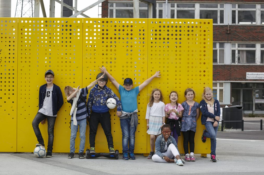 Children in front of a yellow wall in the Kalasatama district