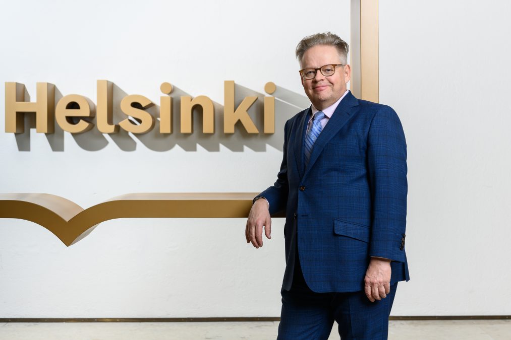 Juhana vartiainen in front of Helsinki Logo